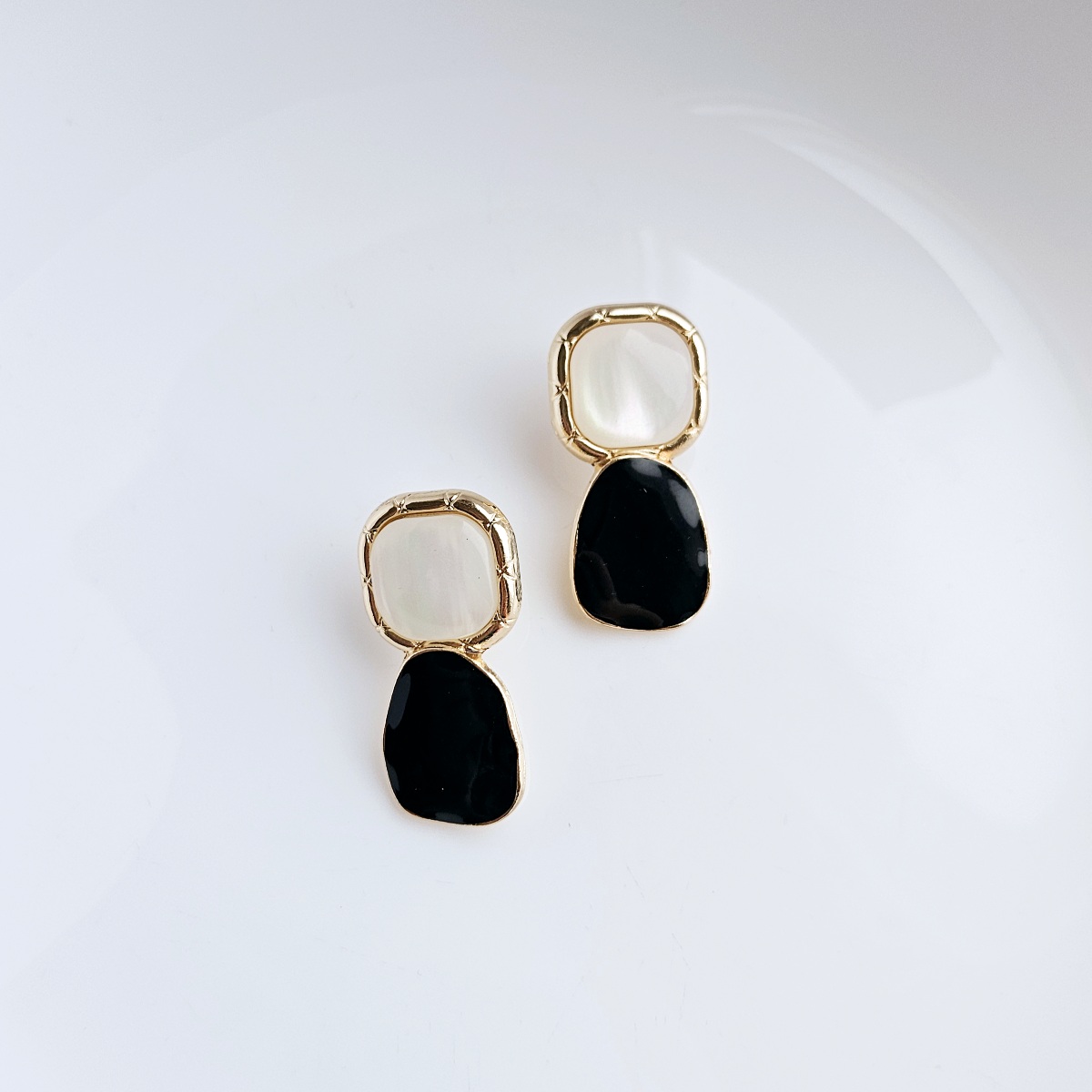 Geometriniai auskarai – juoda/auksas