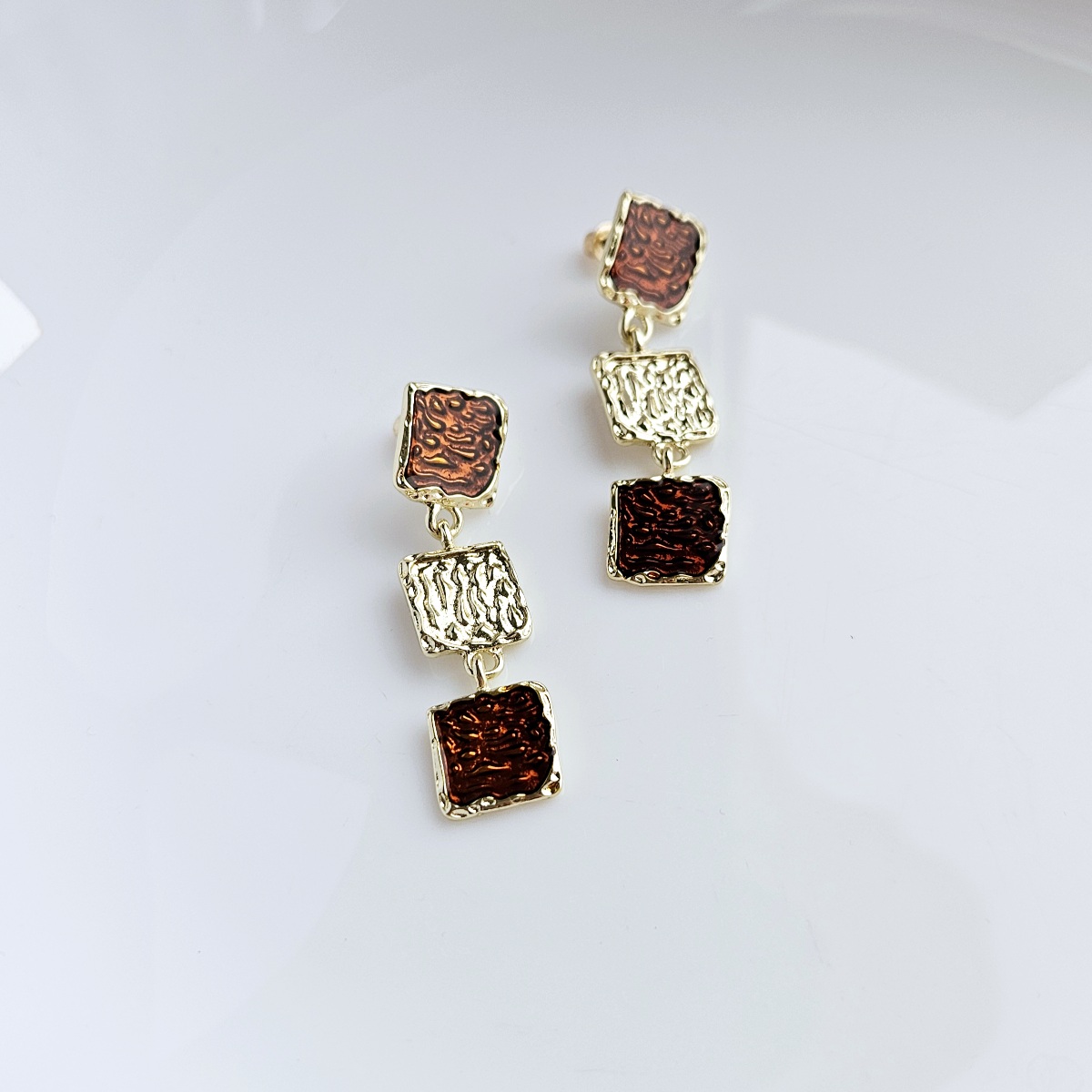 Tekstūriniai kvadratiniai auskarai – bronzinis akcentas