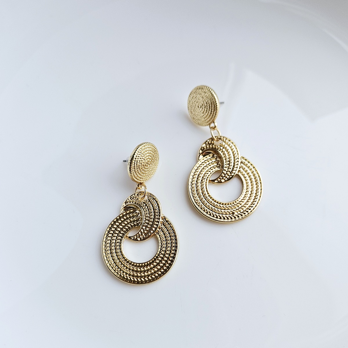 Tekstūriniai apvalūs auskarai