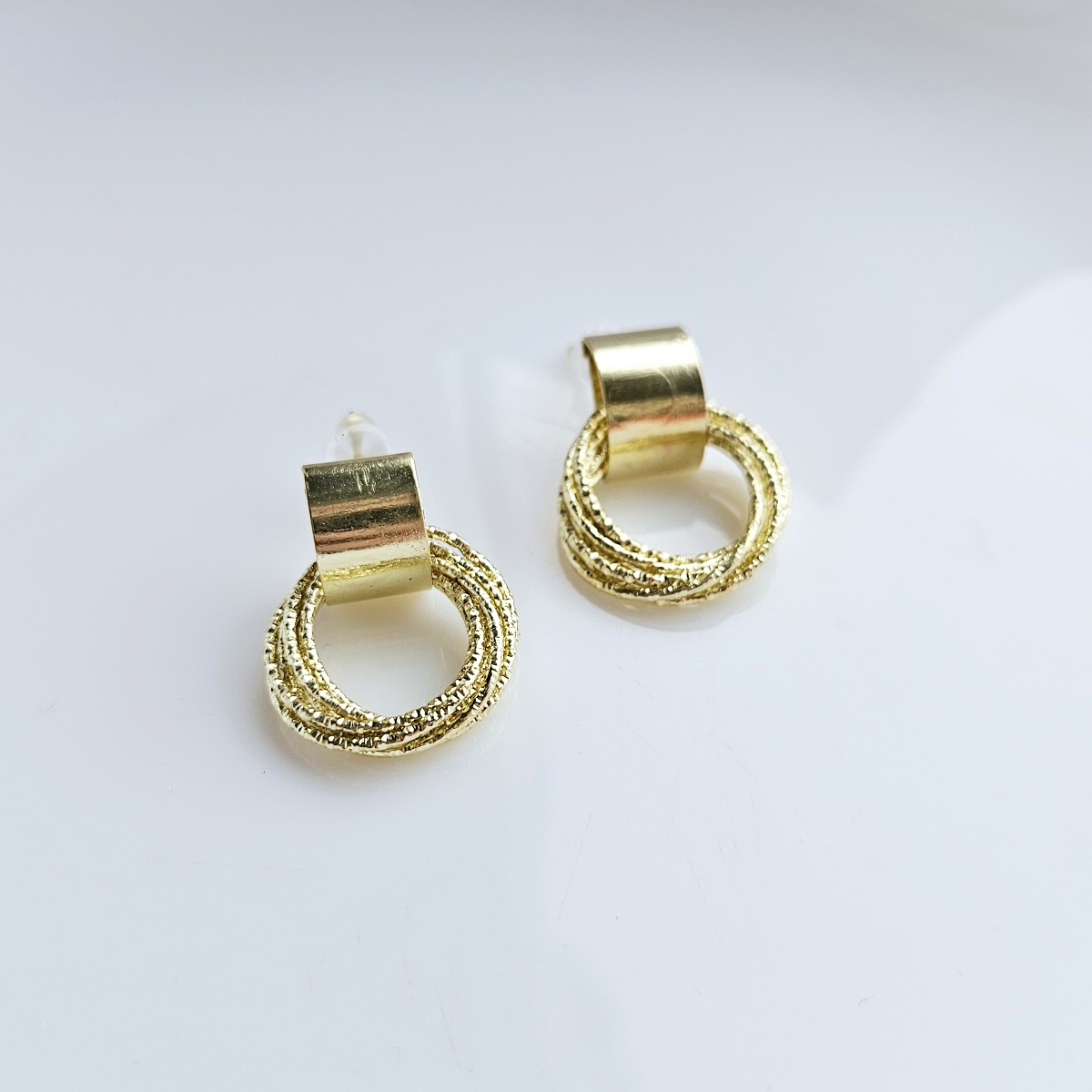 Minimalistiniai apvalūs auskarai