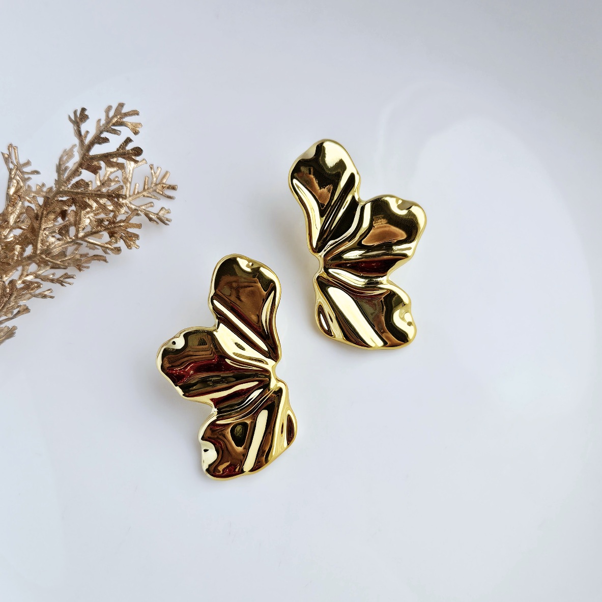 Aukso spalvos gėlės auskarai