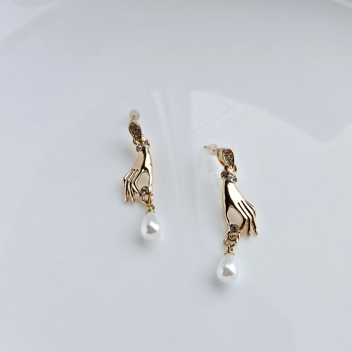 Išskirtiniai auskarai su rankomis