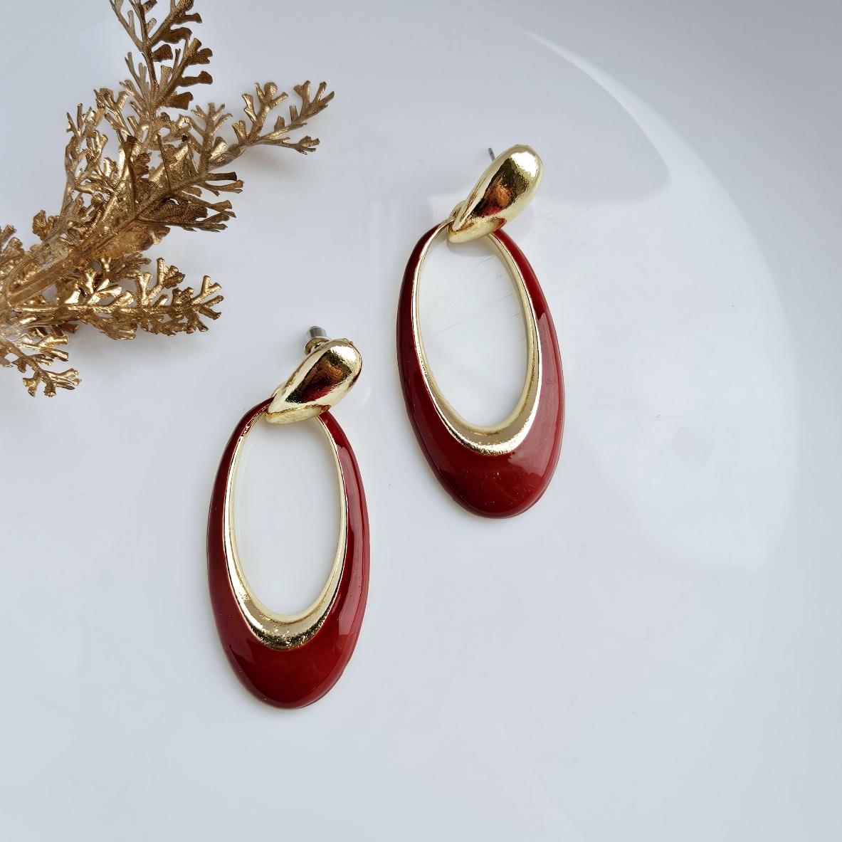 Raudonos spalvos ilgesni auskarai