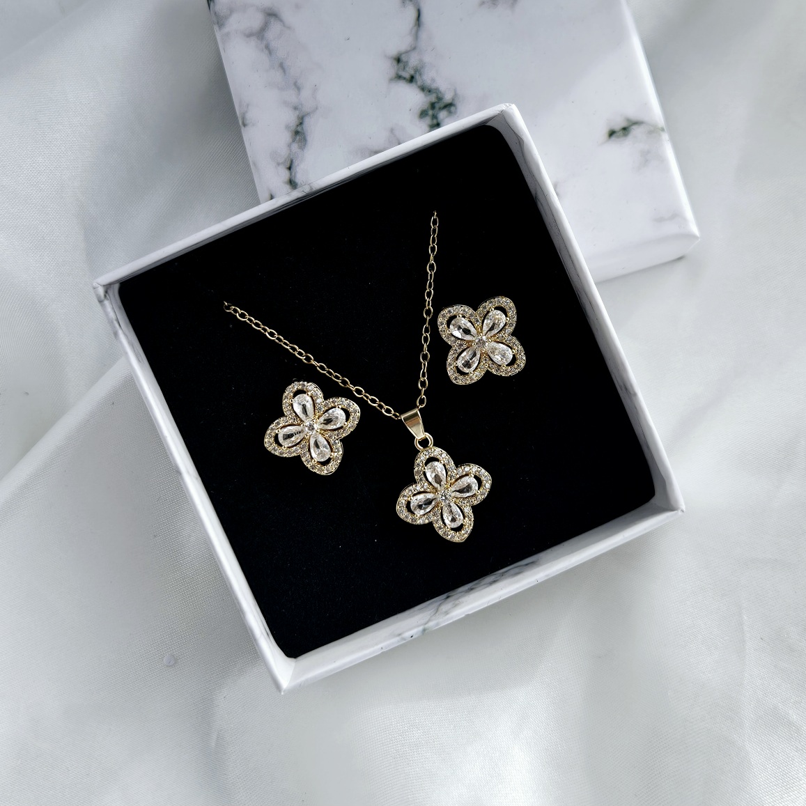 Dobilo papuošalų komplektas