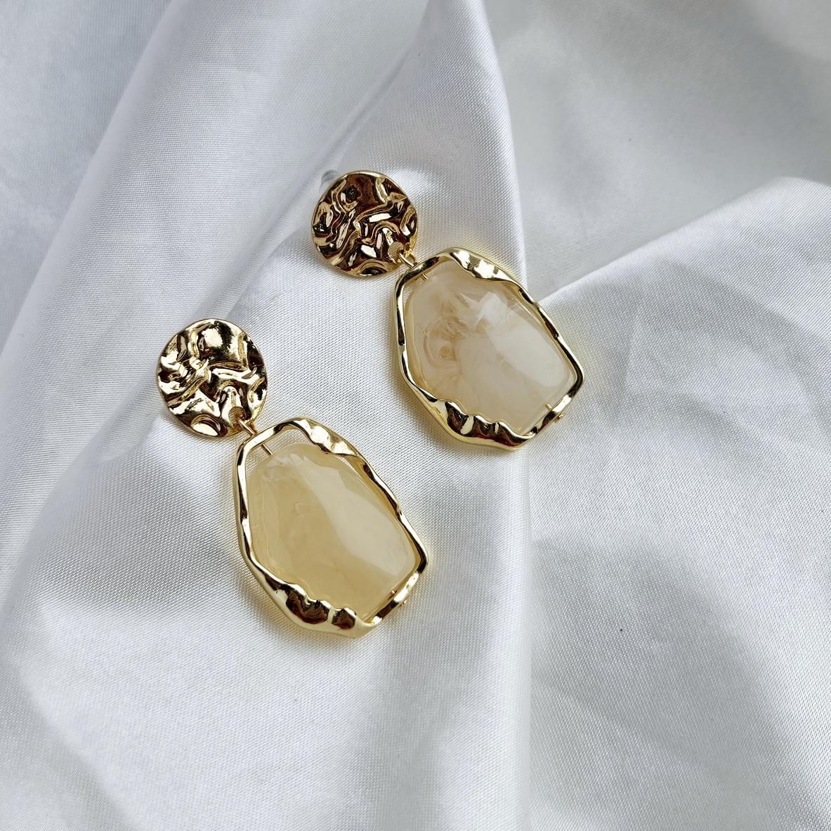 Auskarai su aukso detalėm ir akmenuku