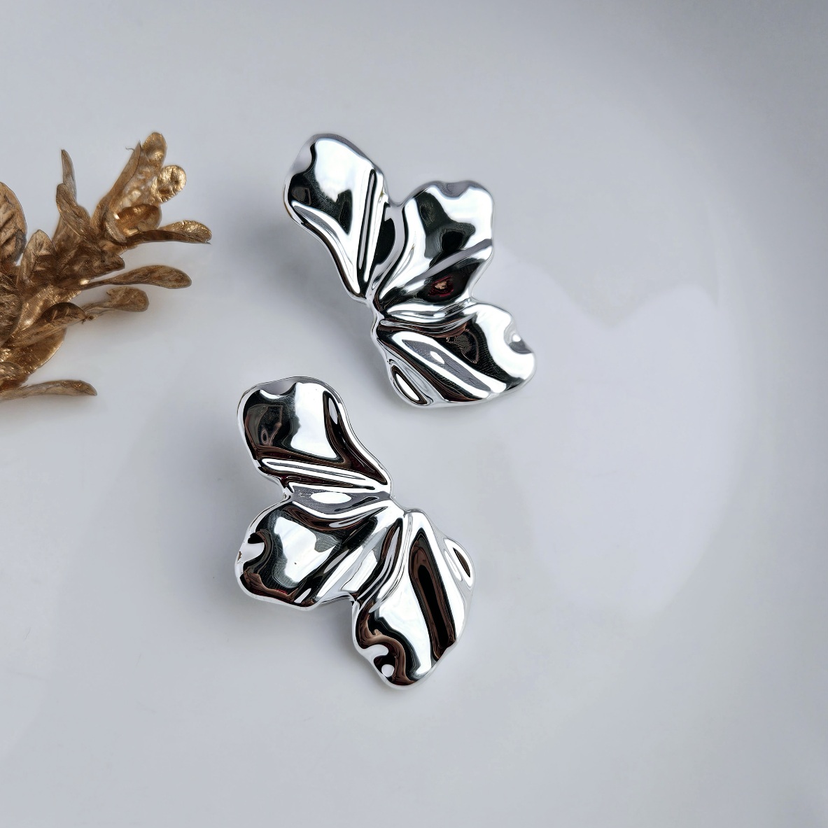 Sidabro spalvos gėlės