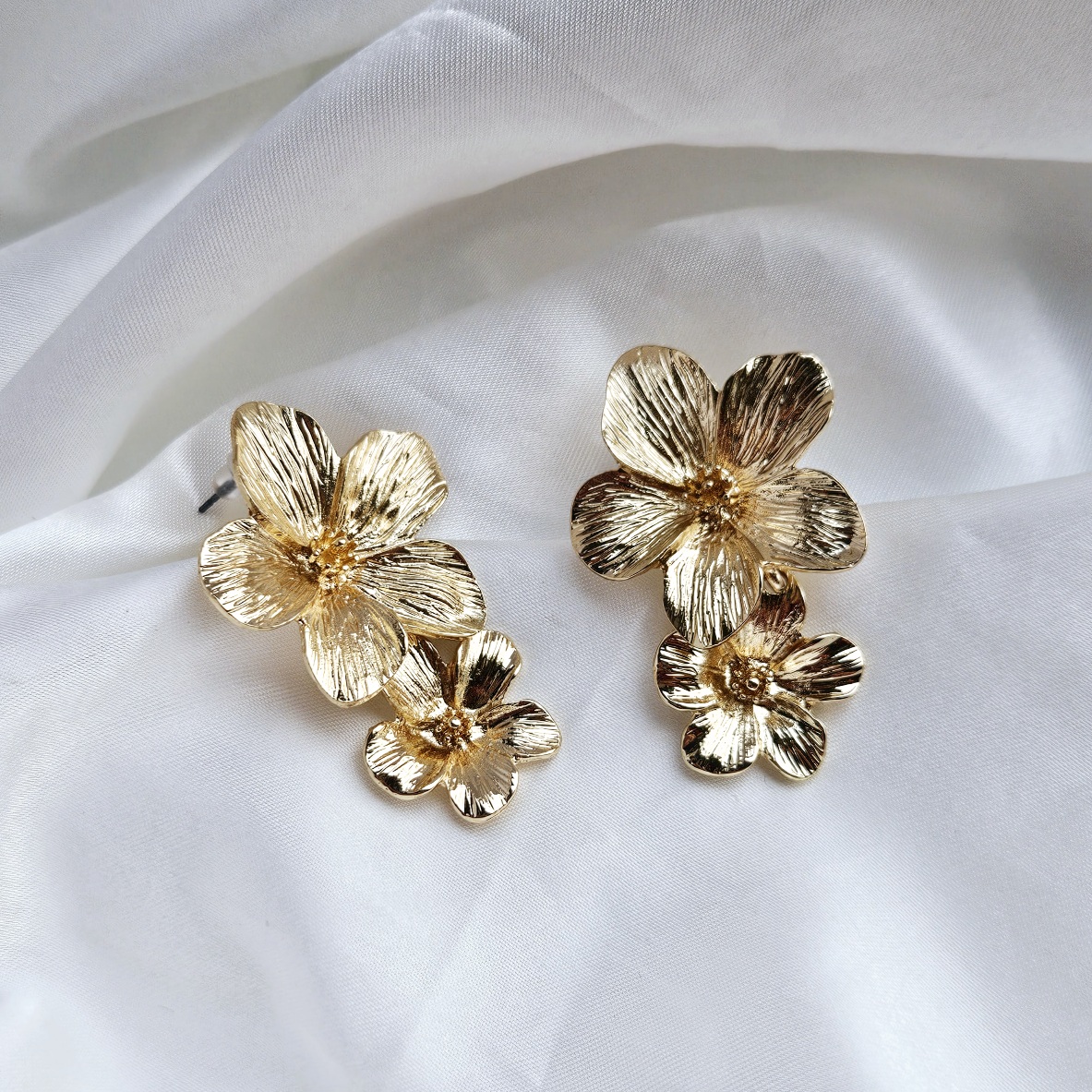 Tekstūriniai dvigubos gėlės auskarai