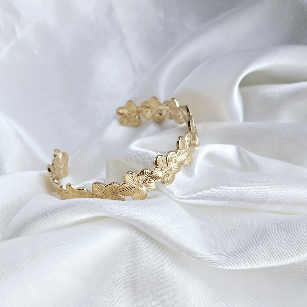 Minimalistinė gėlių apyrankė