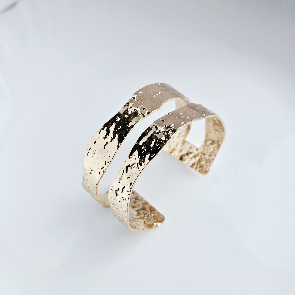 Aukso spalvos tekstūrine prisitaikanti apyrankė