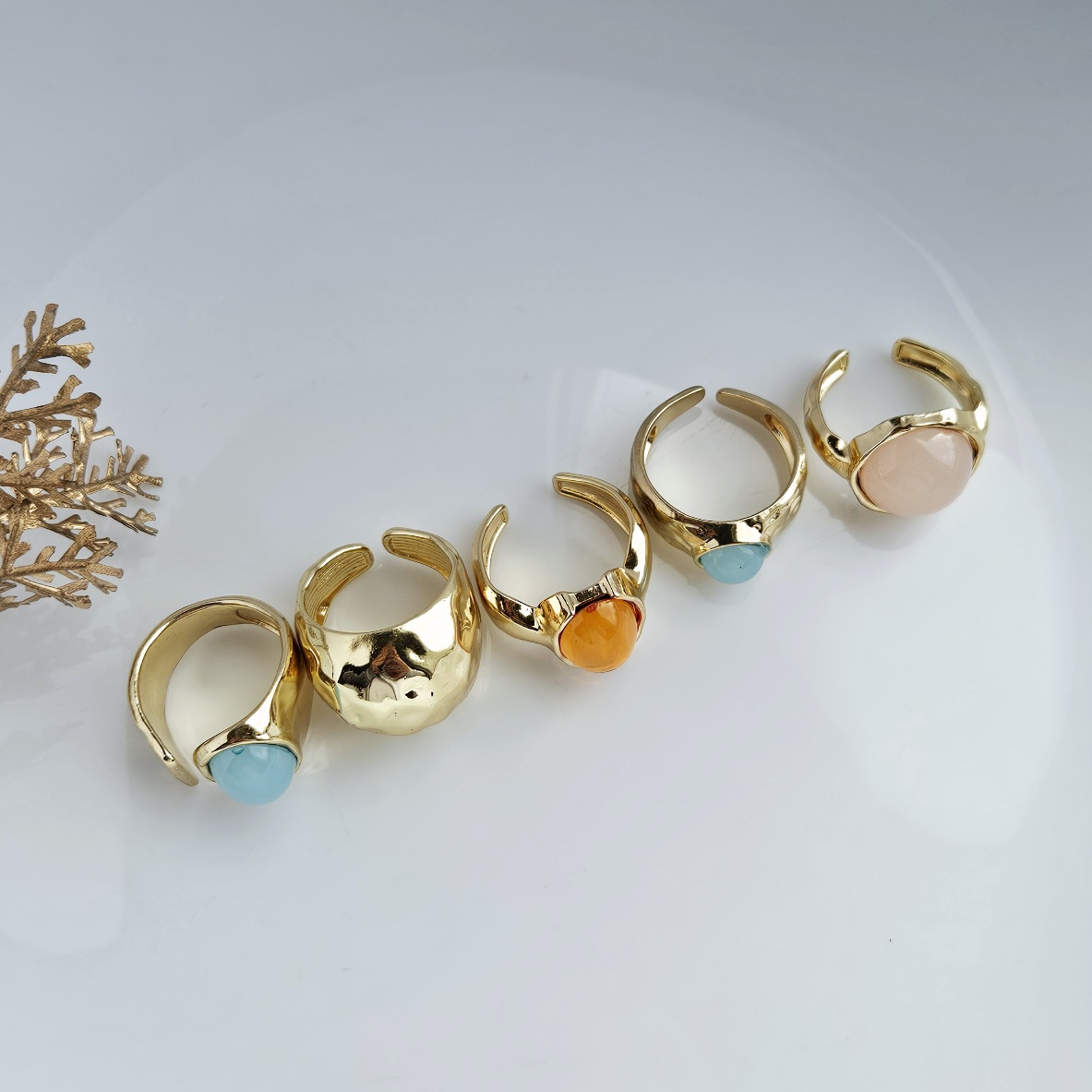 Žiedų su akmenėliais komplektas