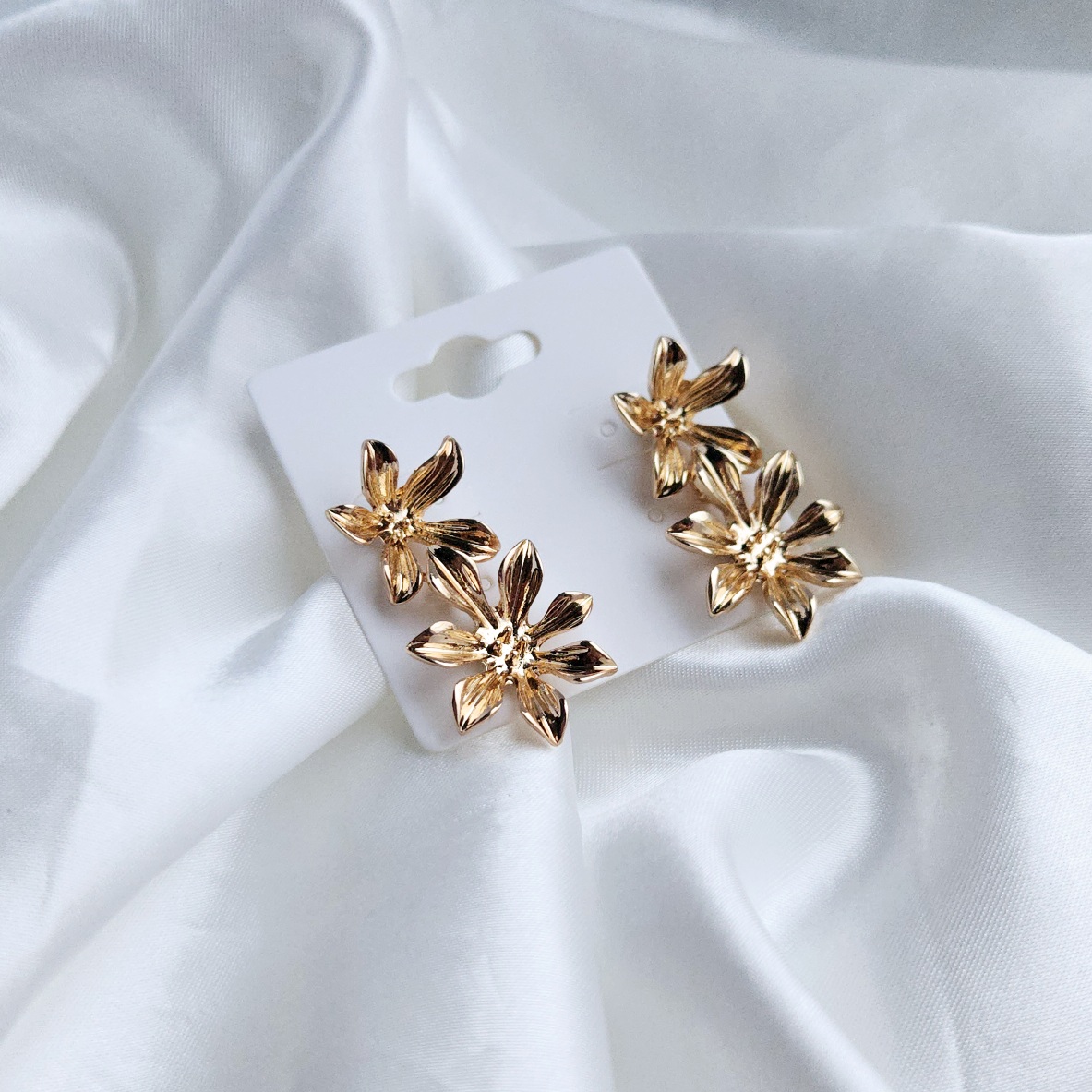 Aukso spalvos gėlytės auskarai