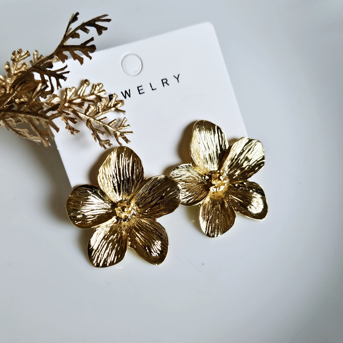 Tekstūriniai gėlės auskarai