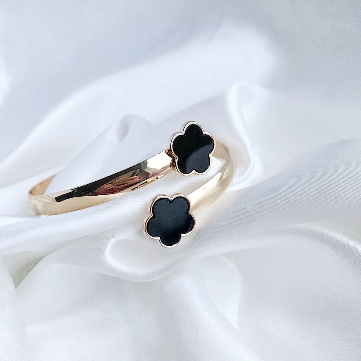 Minimalistinė apyrankė su puošniu dobilo akcentu