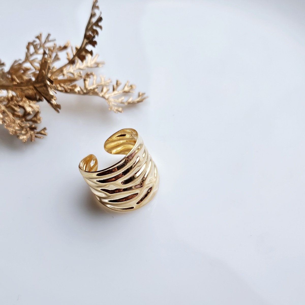 Aukso spalvos reguliuojamas žiedas