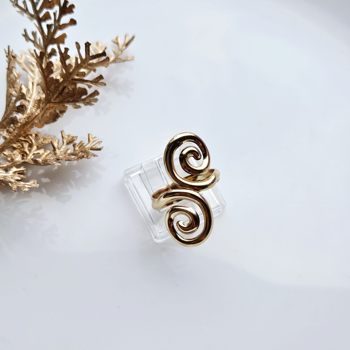 Aukso spalvos spiralės formos žiedas