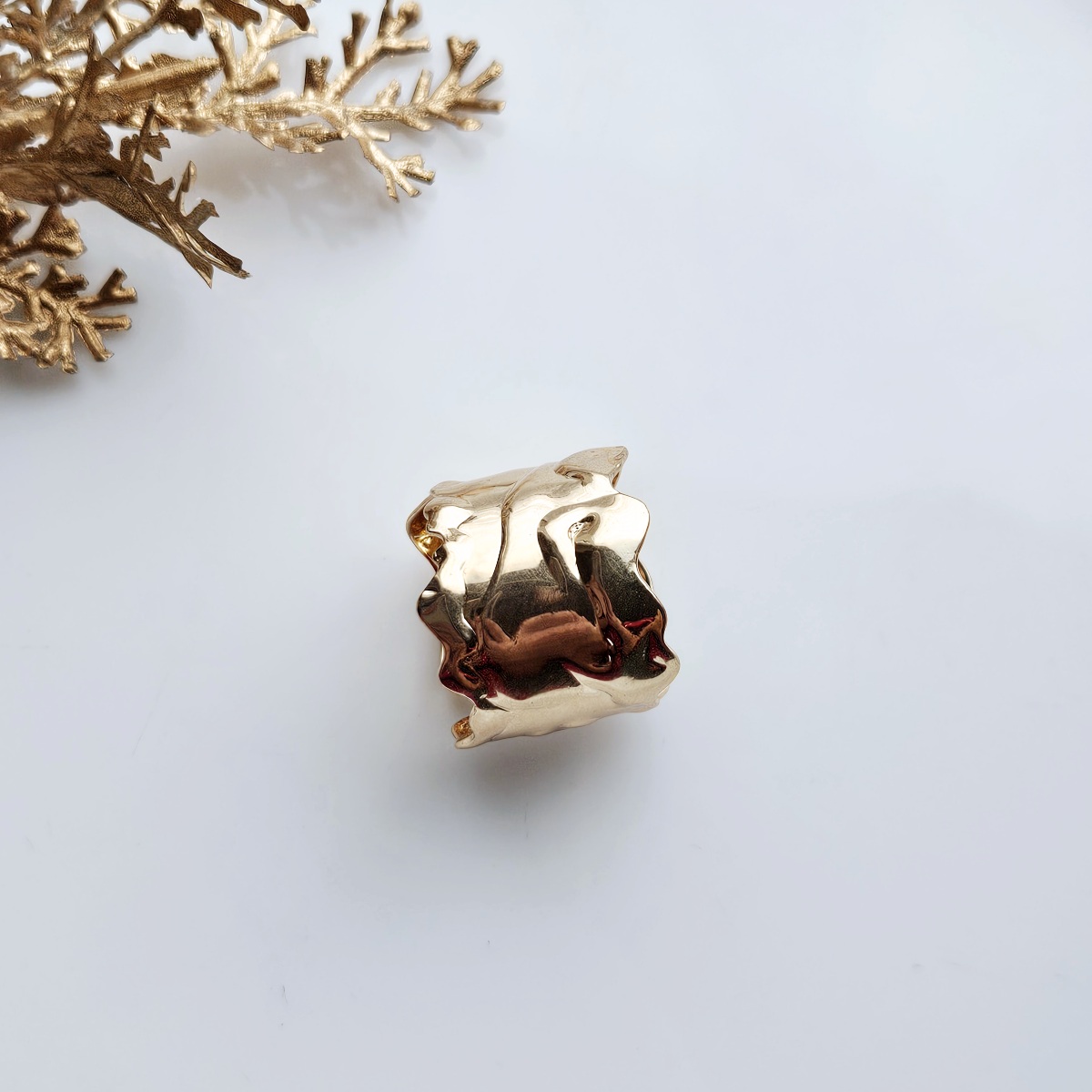 Aukso spalvos platus žiedas