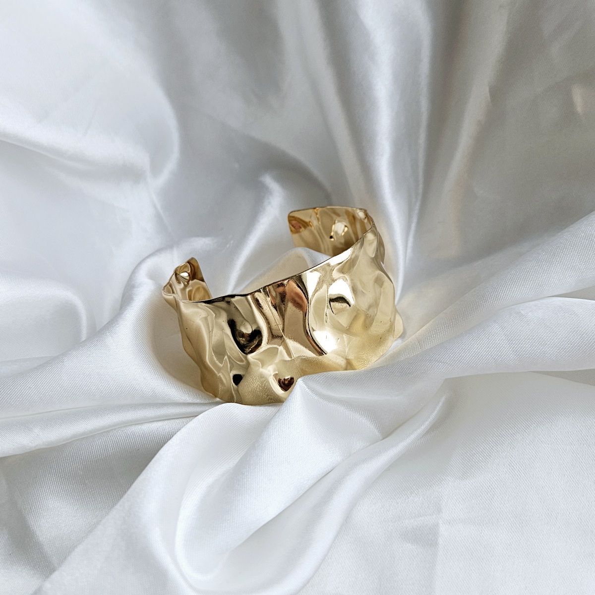 Tekstūrinė masyvi aukso spalvos apyrankė