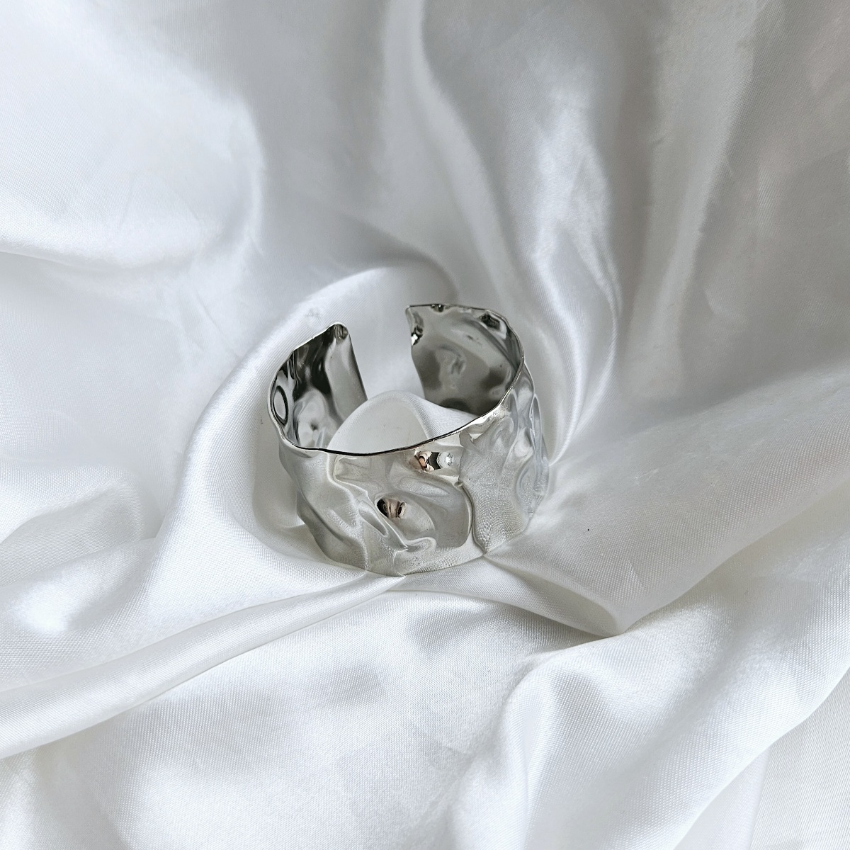 Masyvi sidabro spalvos apyrankė