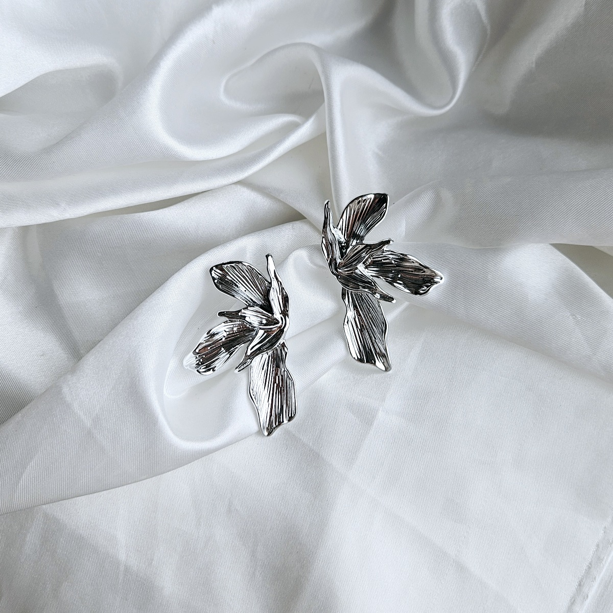 Sidabro spalvos tekstūriniai auskarai