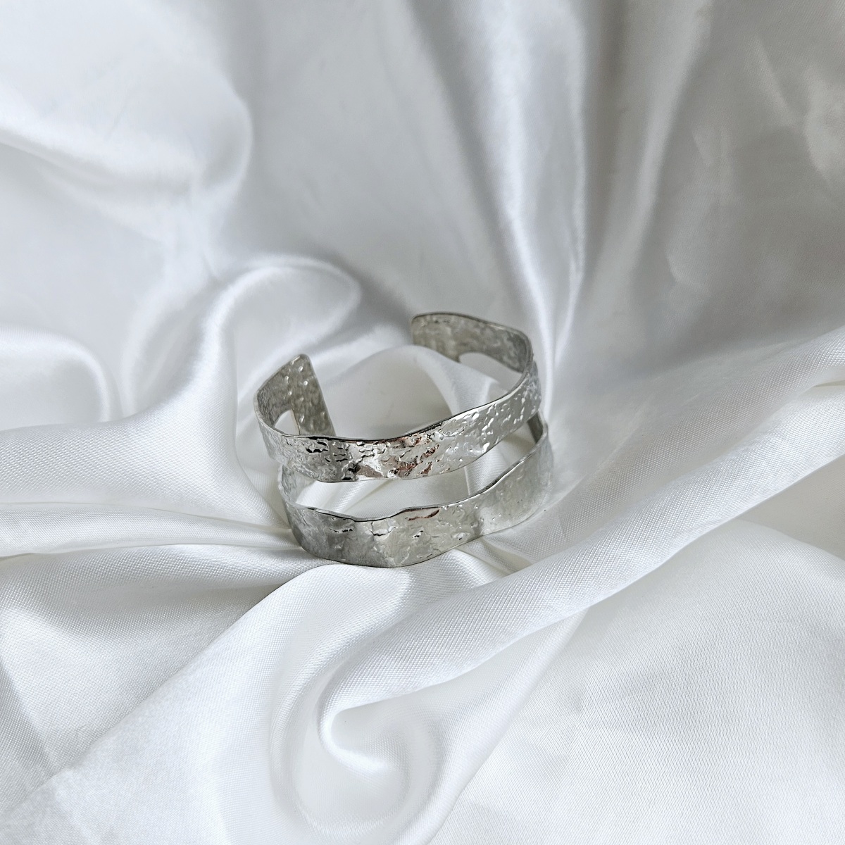 Sidabro spalvos apyrankė