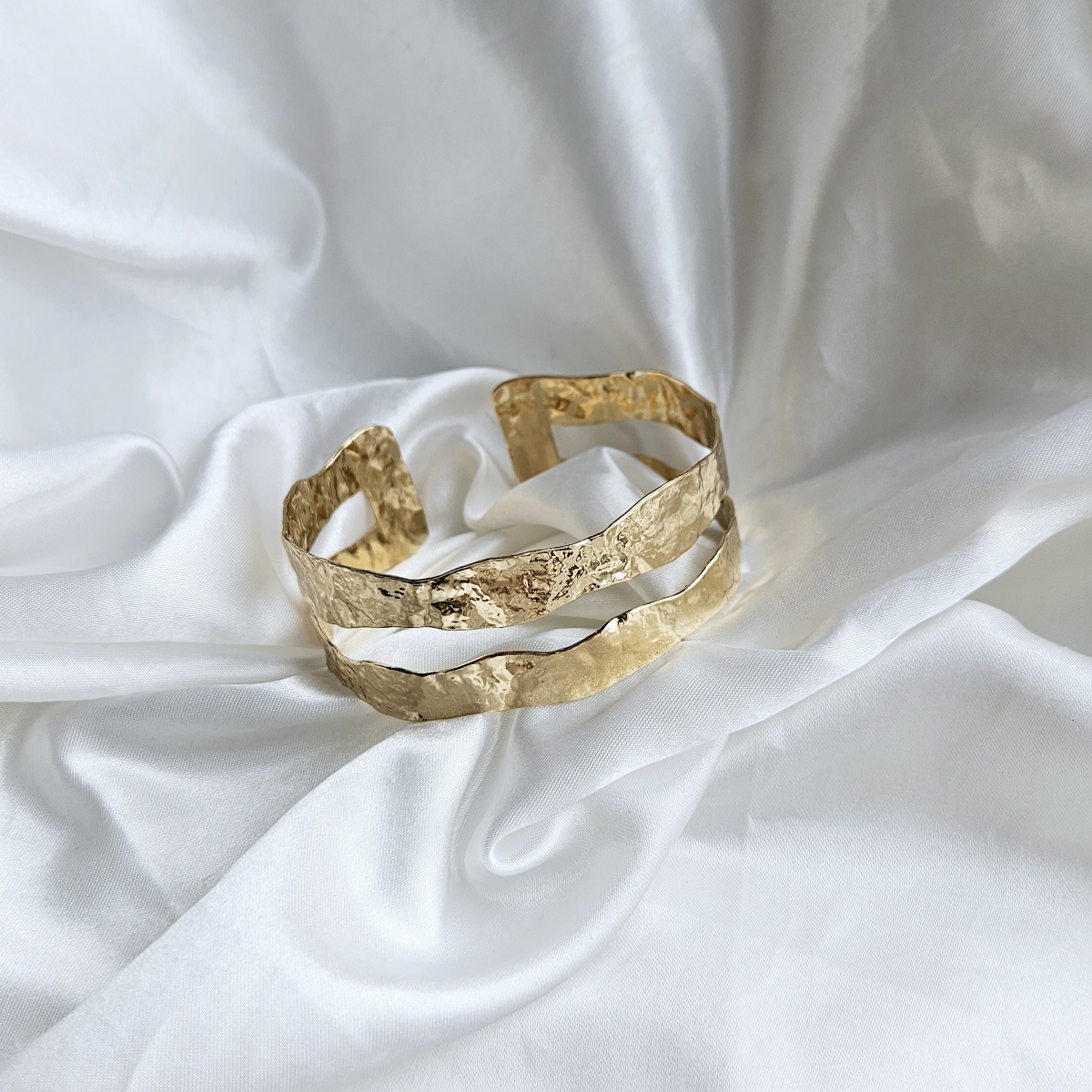 Aukso spalvos žąsto apyrankė