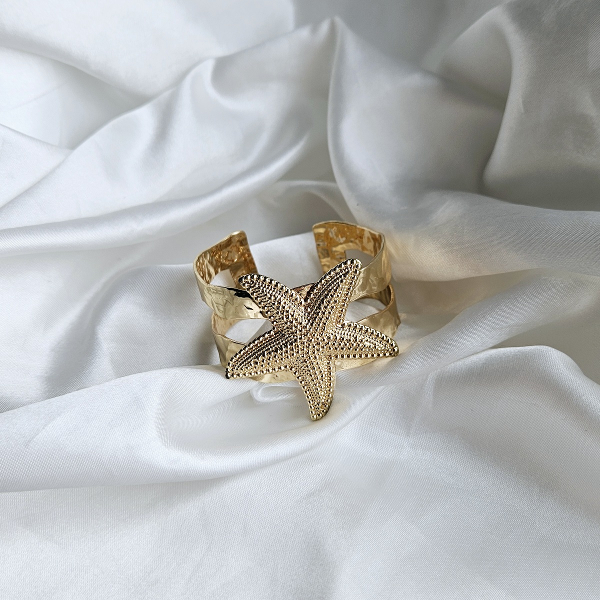 Masyvesnė apyrankė su jūros žvaigždės akcentu