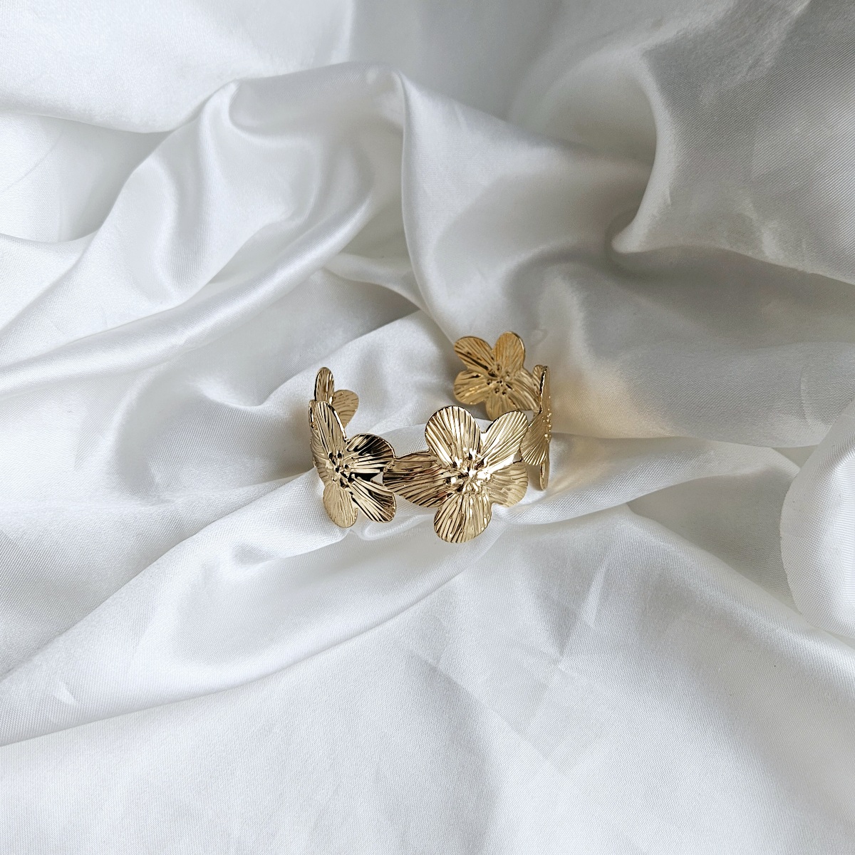 Apyrankė su gėlių motyvais