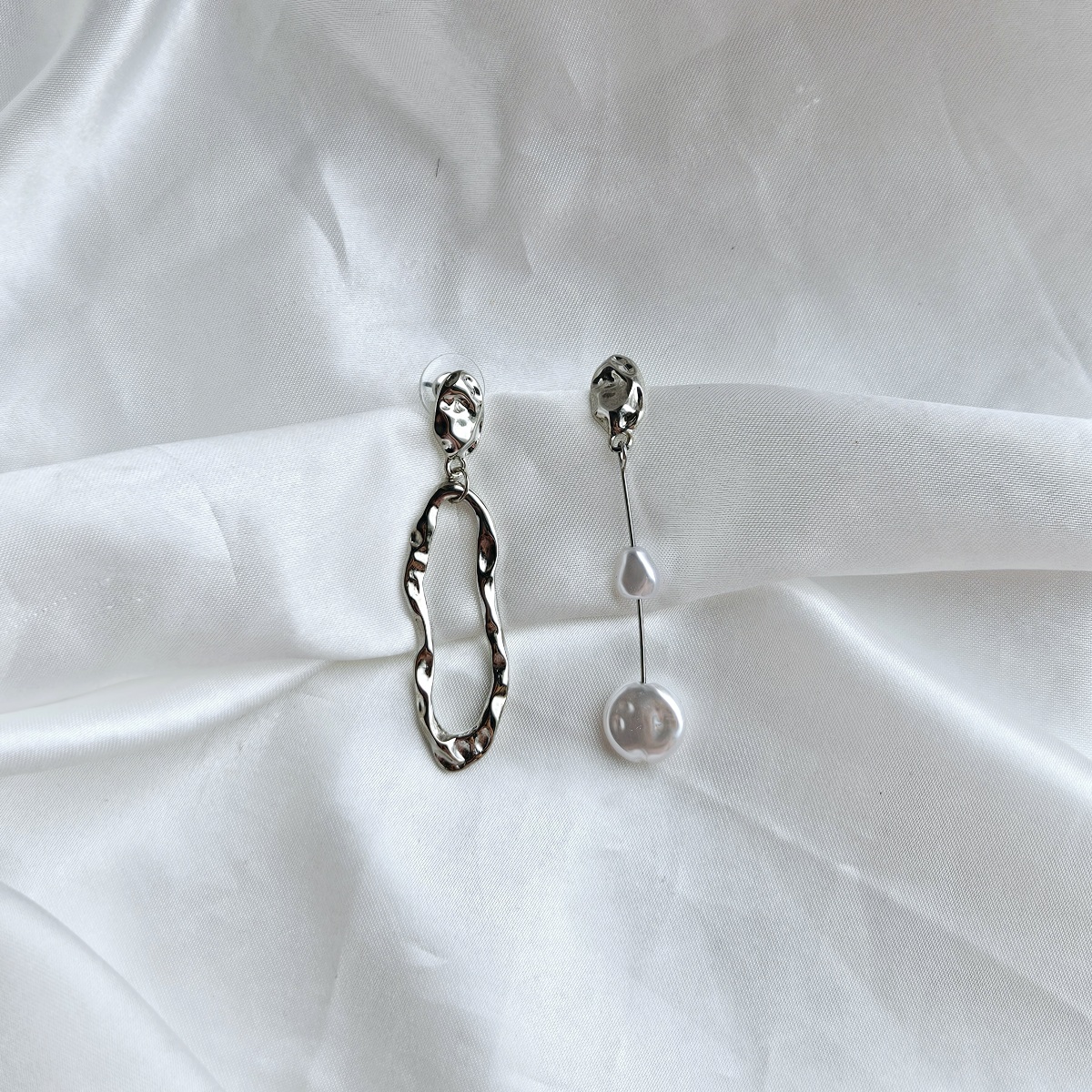 Sidabro spalvos auskarai su perliukais