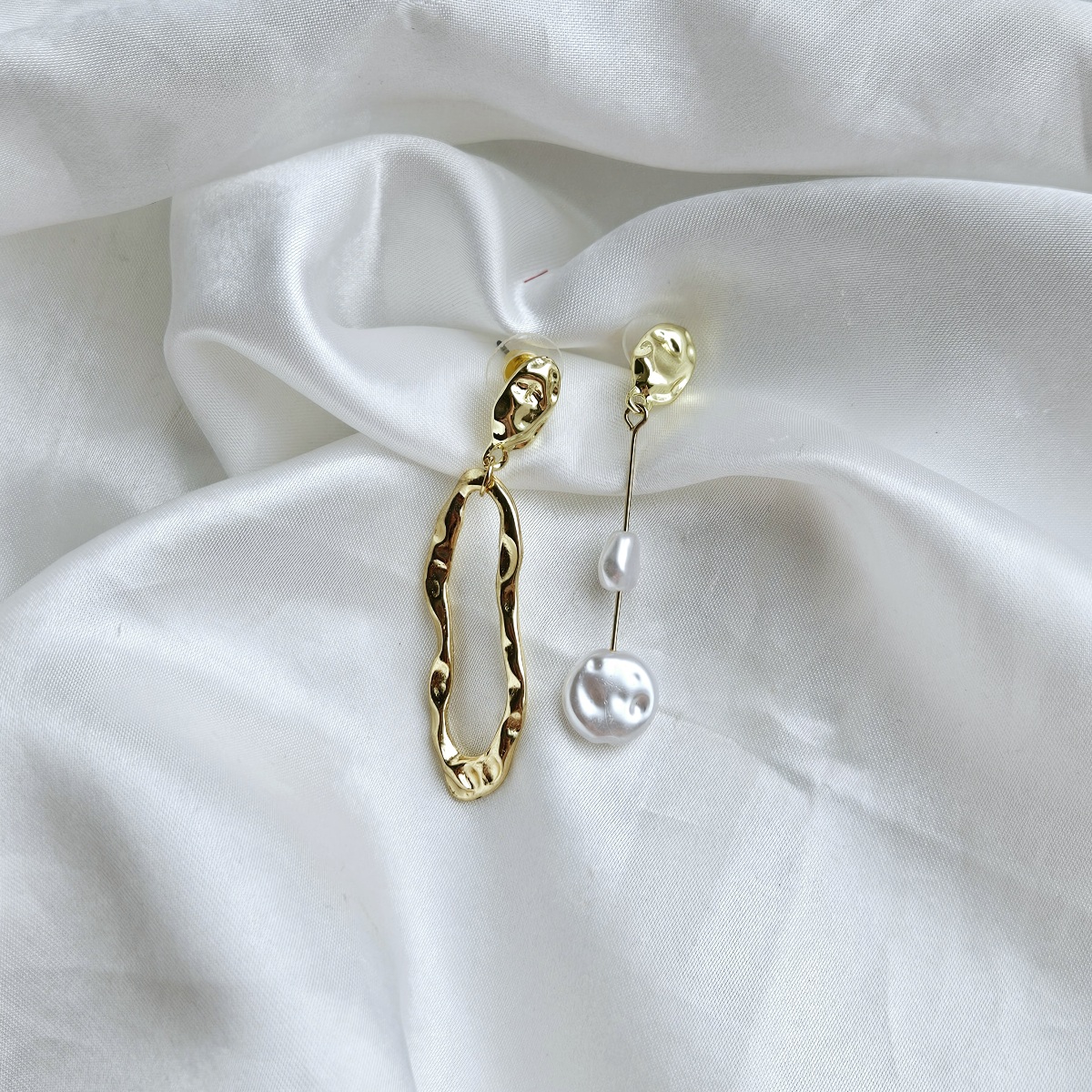 Aukso spalvos detalių ir perliukų auskarai