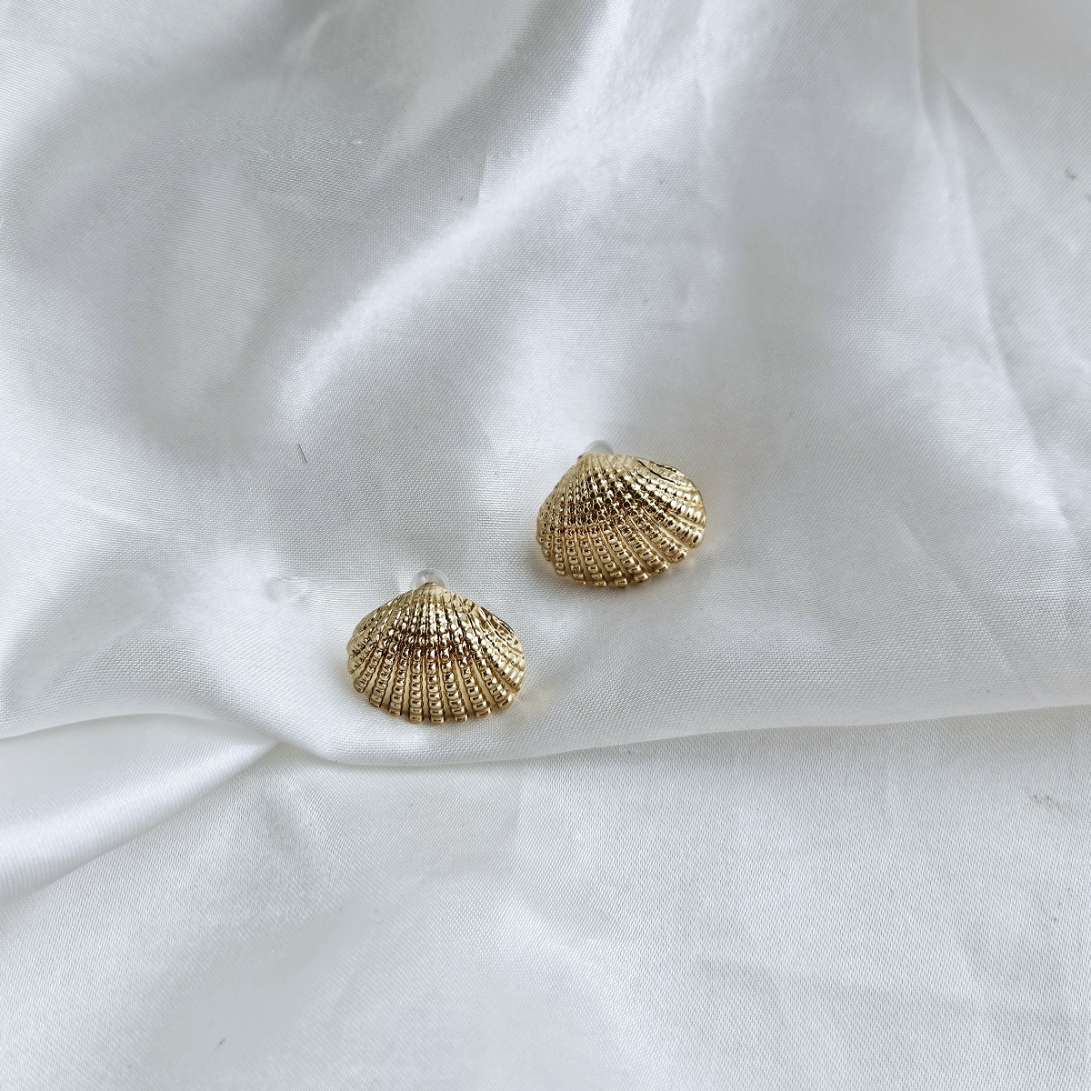 Kriauklės formos minimalistiniai auskarai