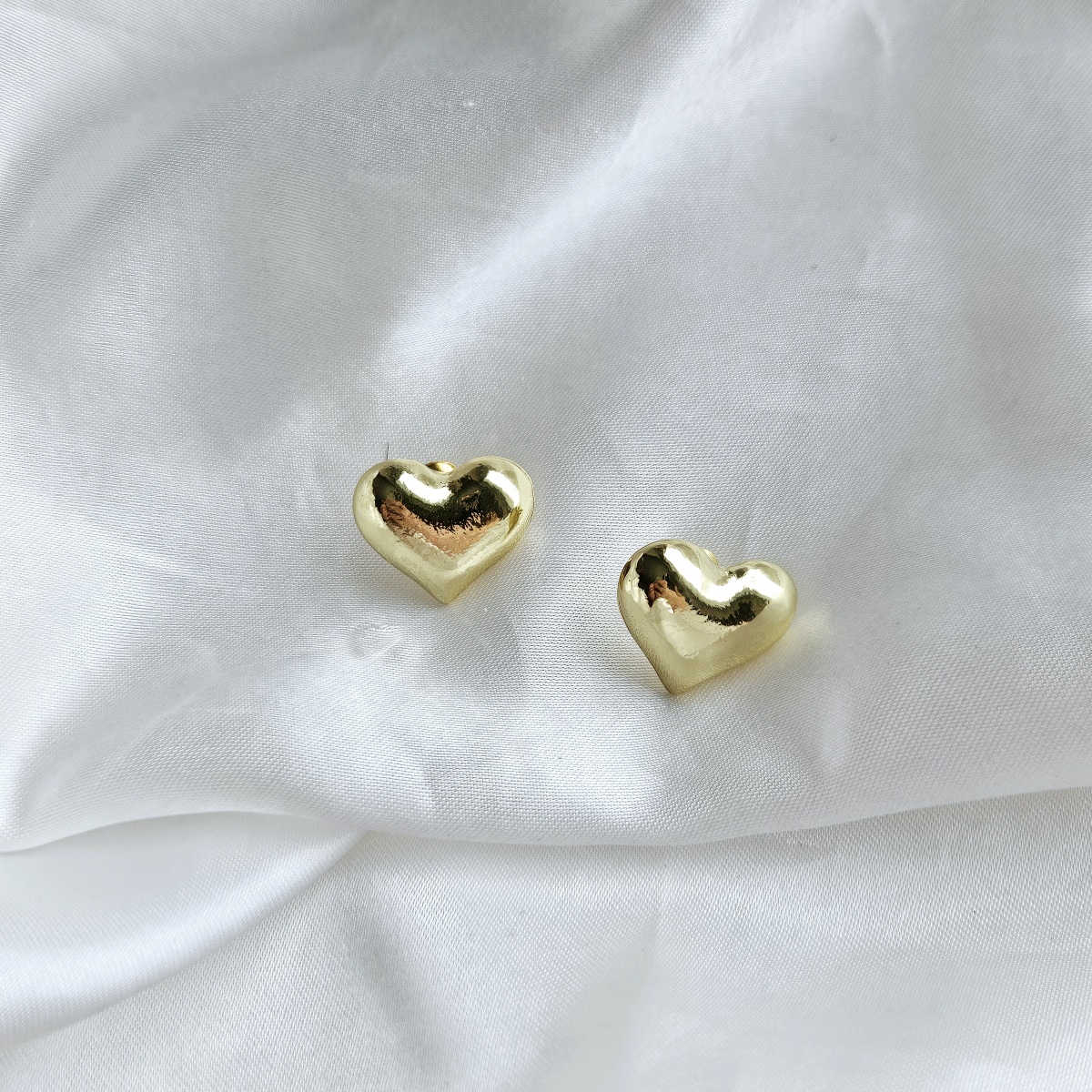 Maži širdutės formos auskarai