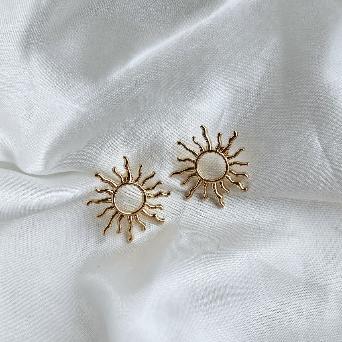 Aukso spalvos saulės auskarai