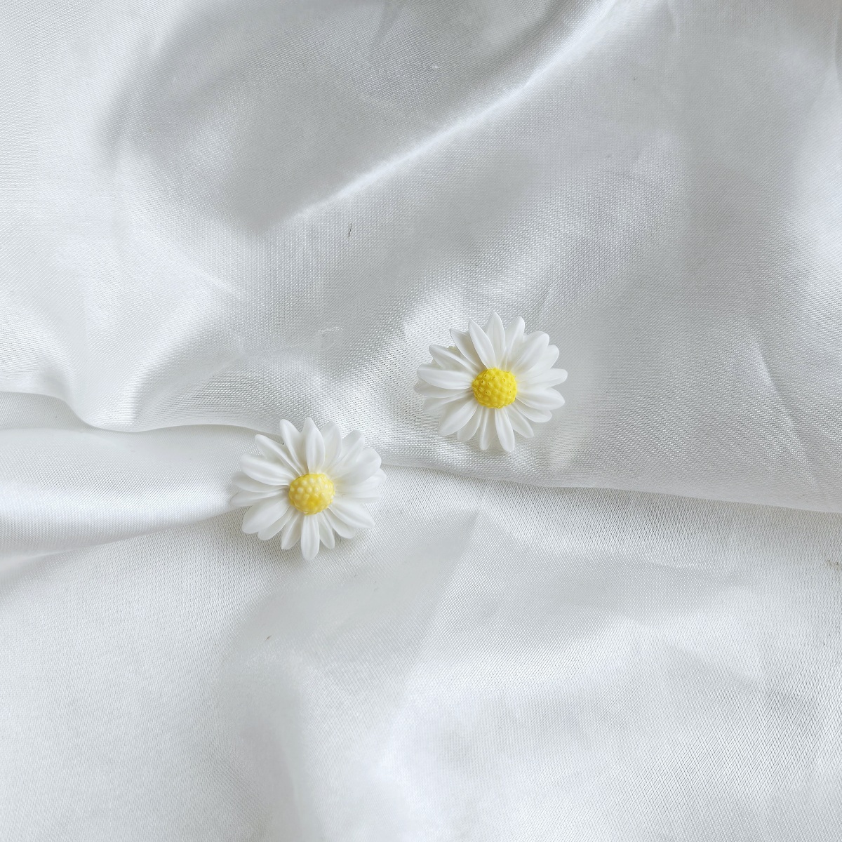 Balti ramunės auskarai