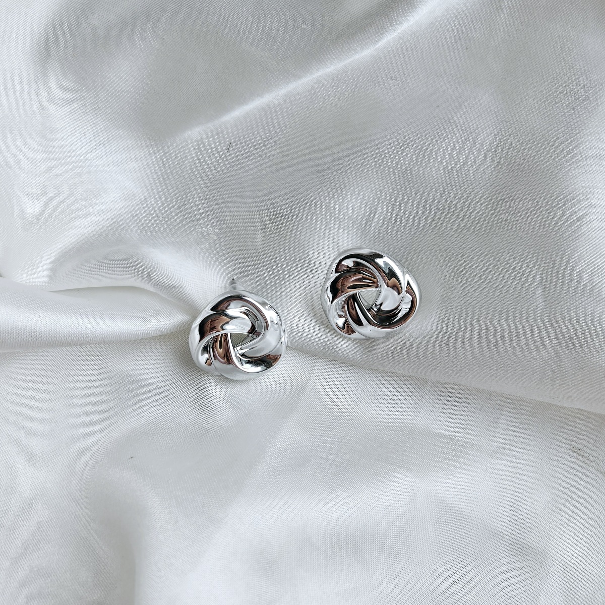 Sidabro spalvos sukti auskarai