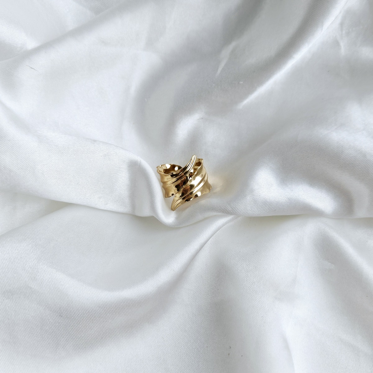 Aukso spalvos žiedas