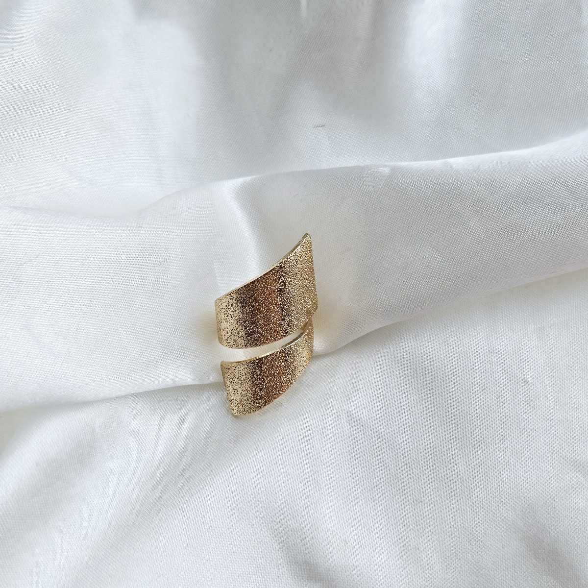 Masyvus tekstūruotas žiedas