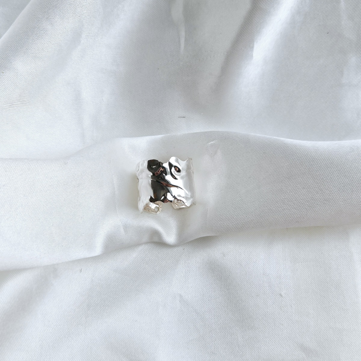 Masyvesnis sidabro spalvos žiedas