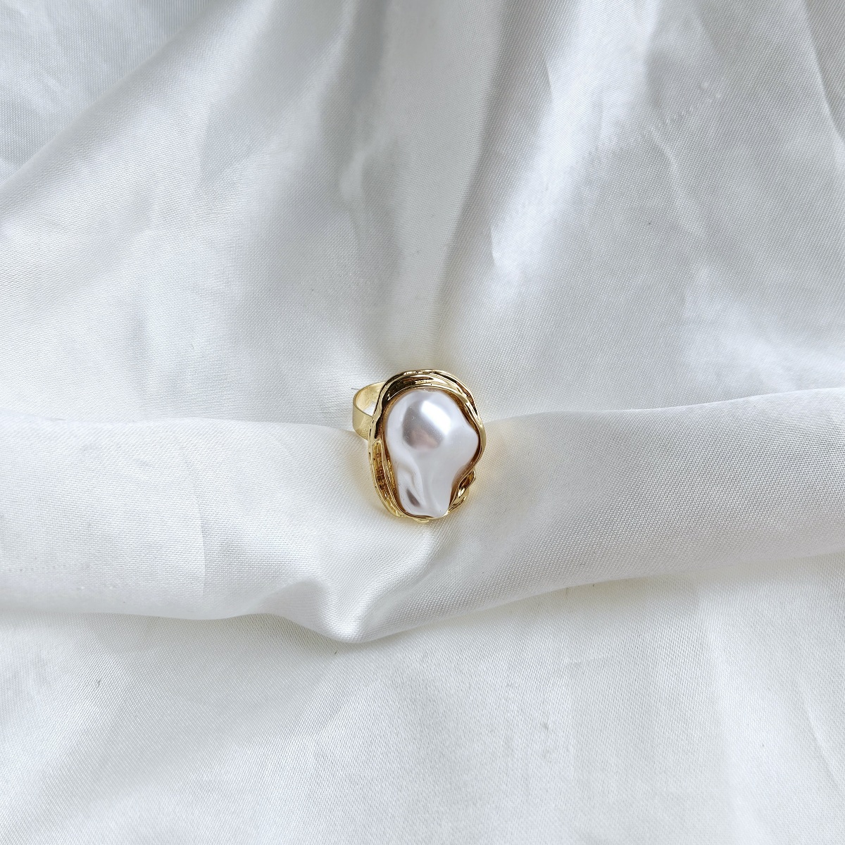 Masyvus žiedas su perlu