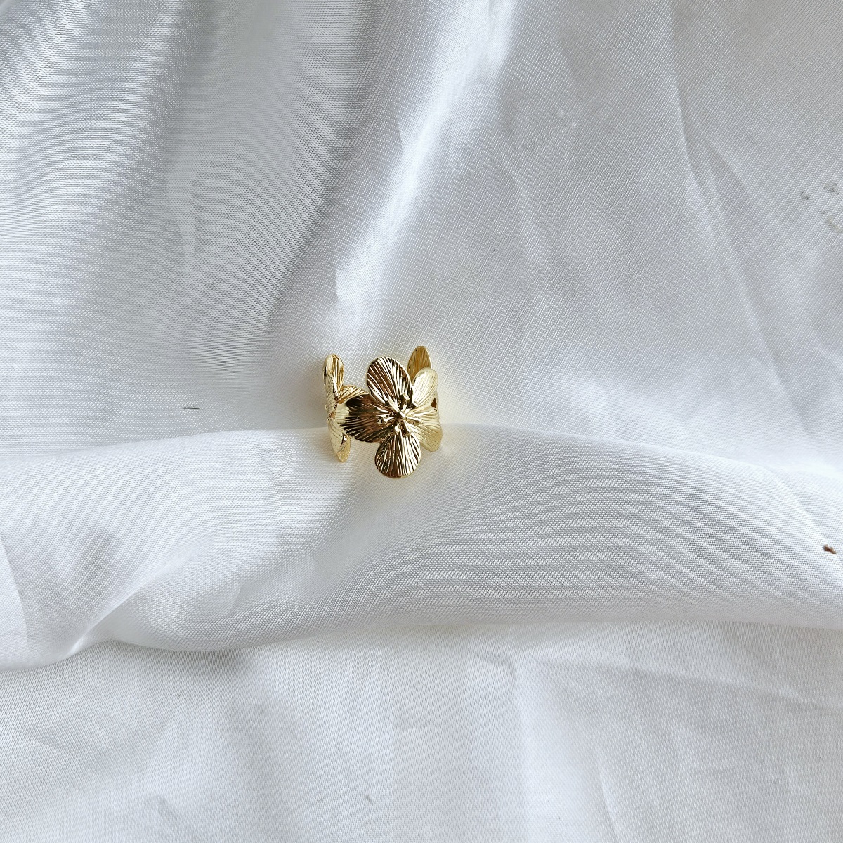 Reguliuojamas gėlės žiedas