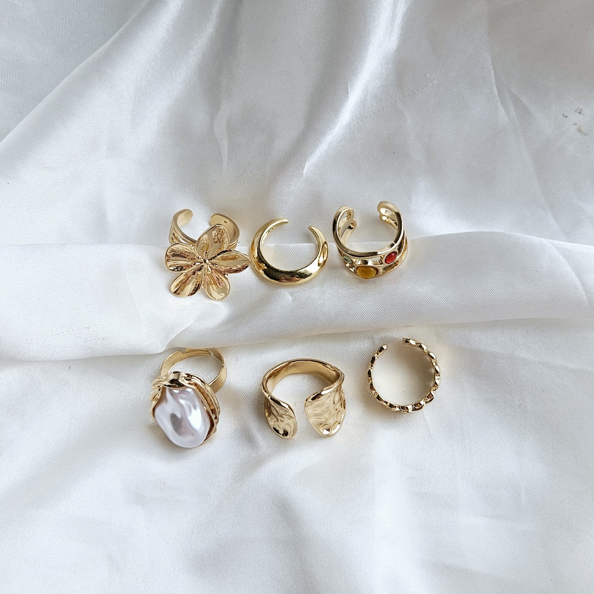 Gėlės ir perlo žiedų rinkinys