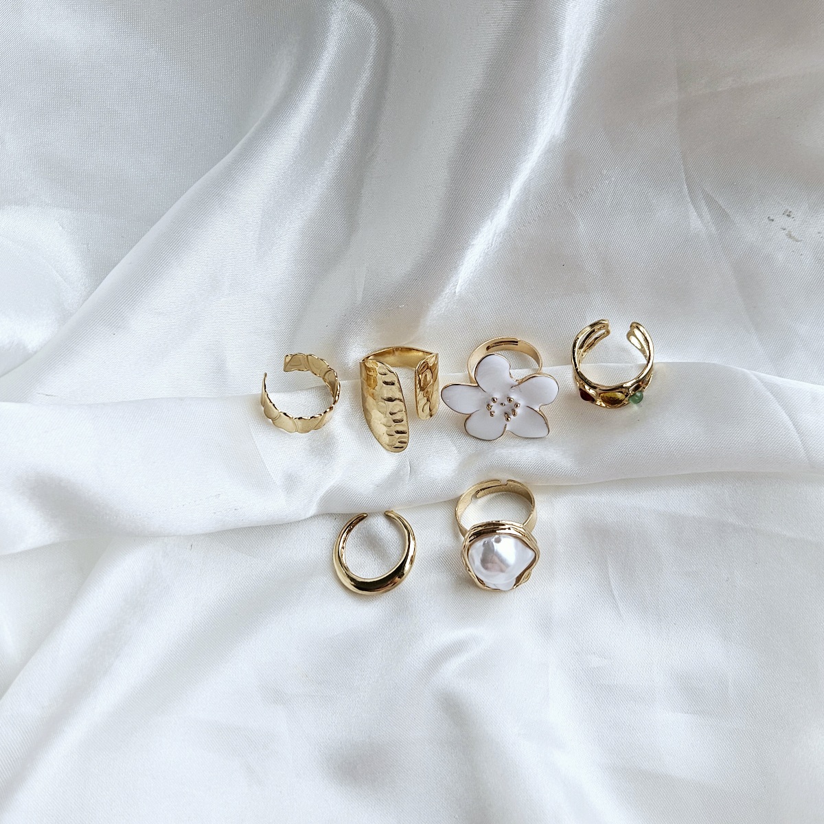 Baltos gėlytės ir perlo žiedų rinkinys