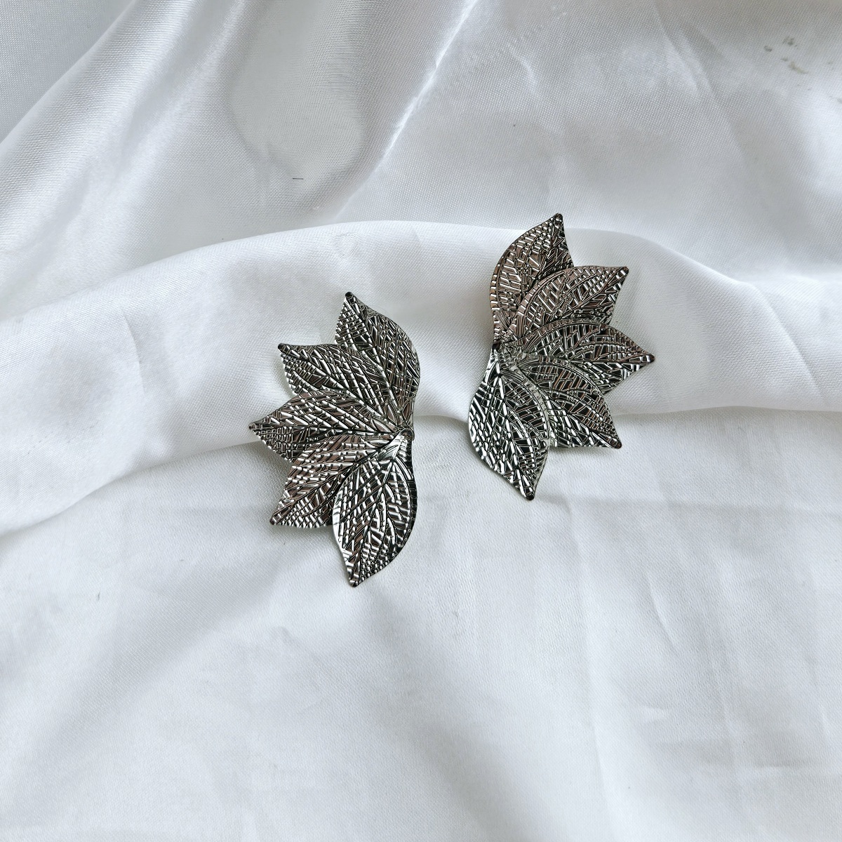 Sidabro spalvos lapų dizaino auskarai