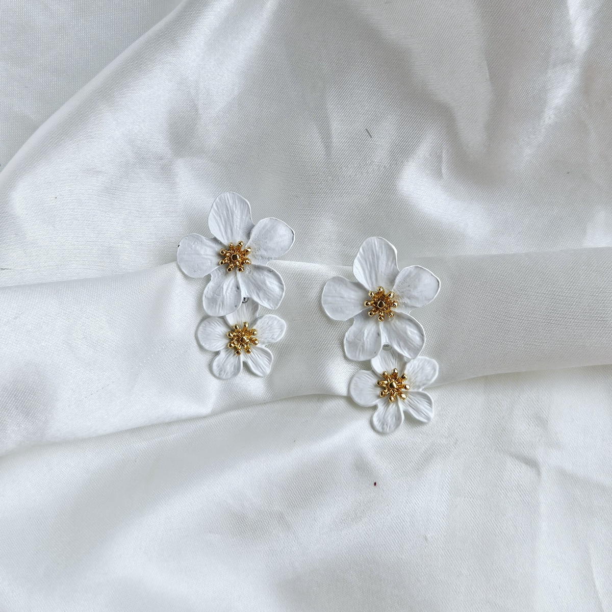 Baltos spalvos dvigubos gėlės