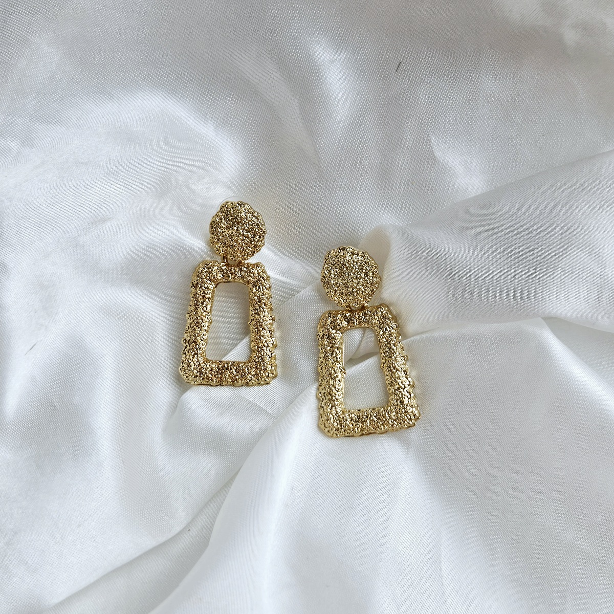 Aukso spalvos tekstūruoti auskarai