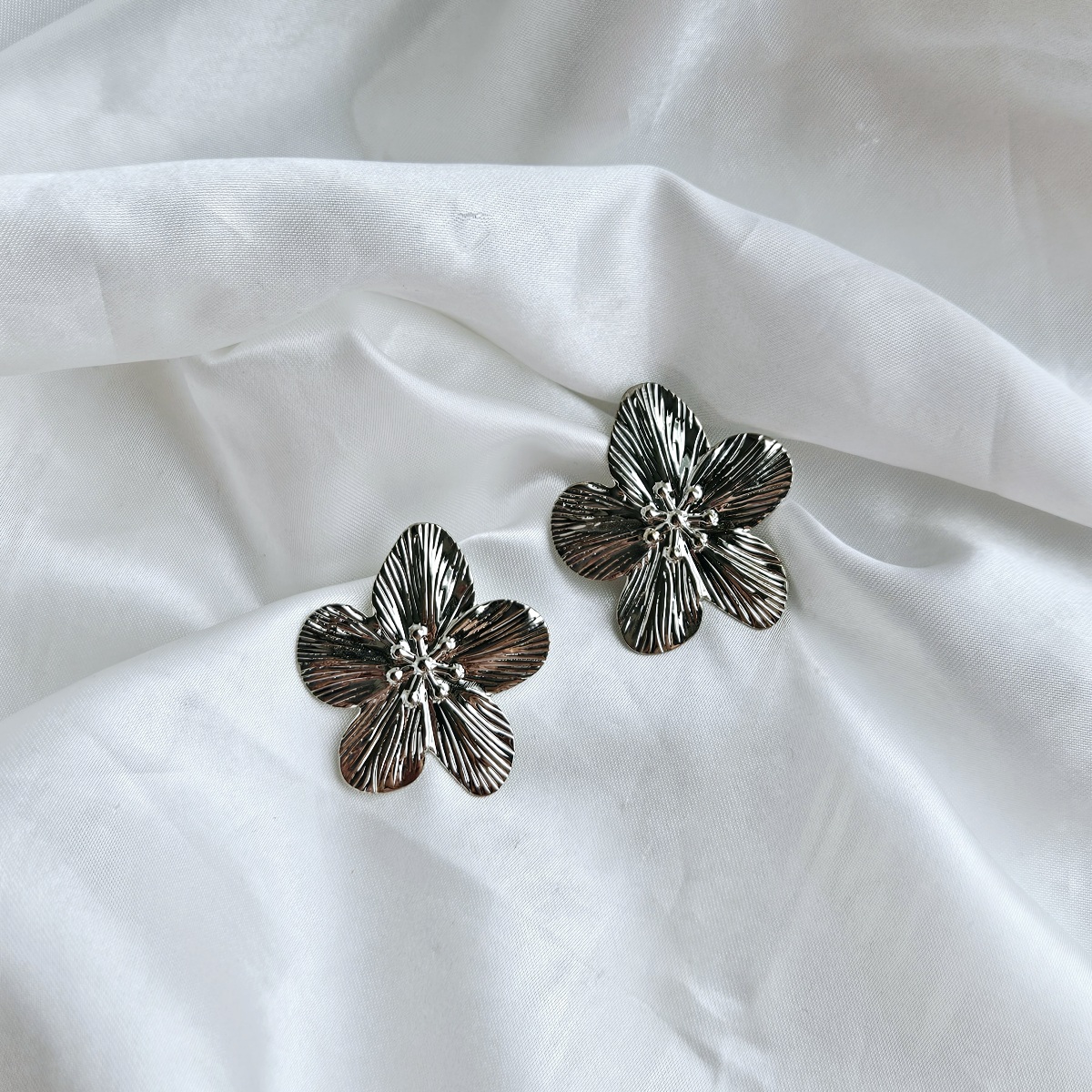 Sidabro spalvos gėlyte