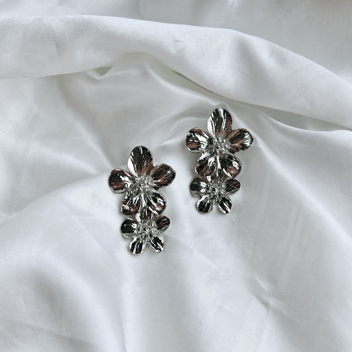 Dvigubų sidabro spalvos gėlių auskarai