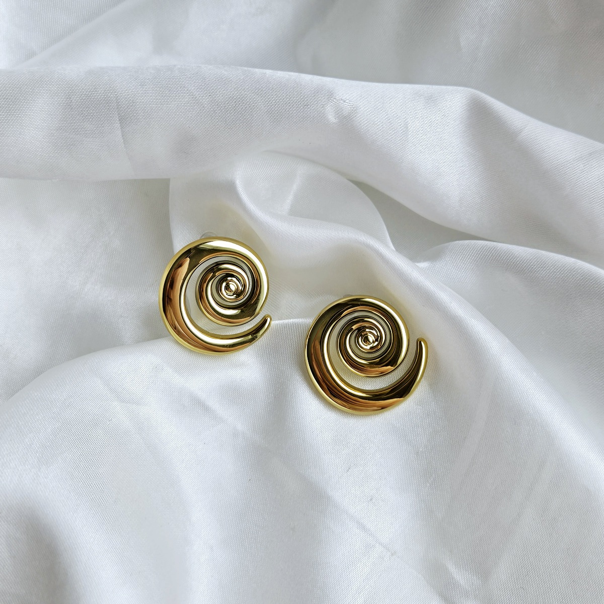 Aukso spalvos spiralės auskarai