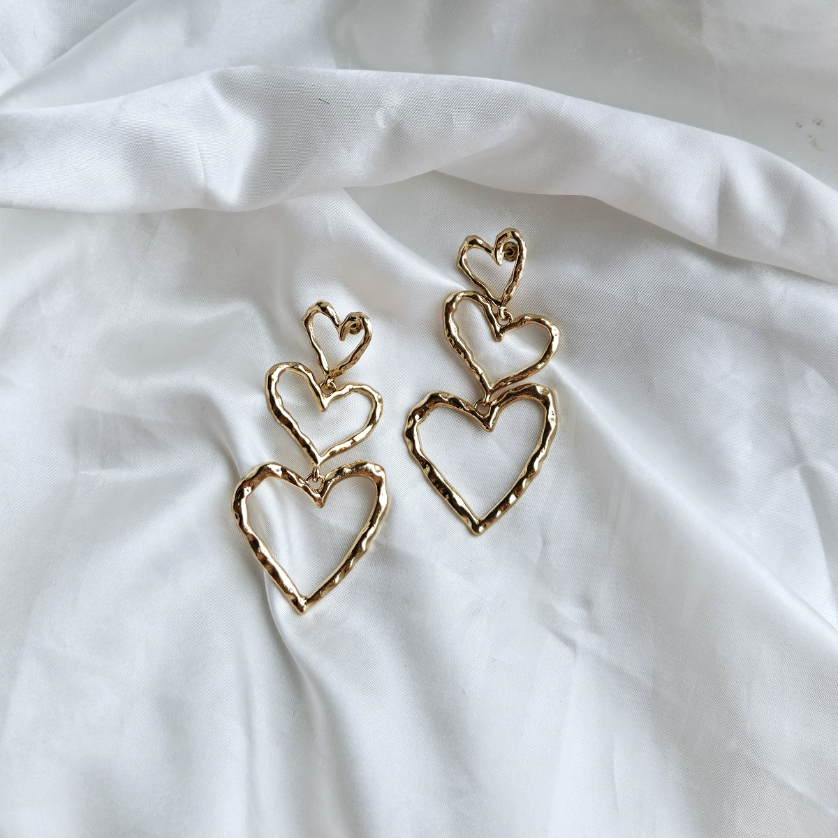 Masyvesni trigubų širdučių auskarai