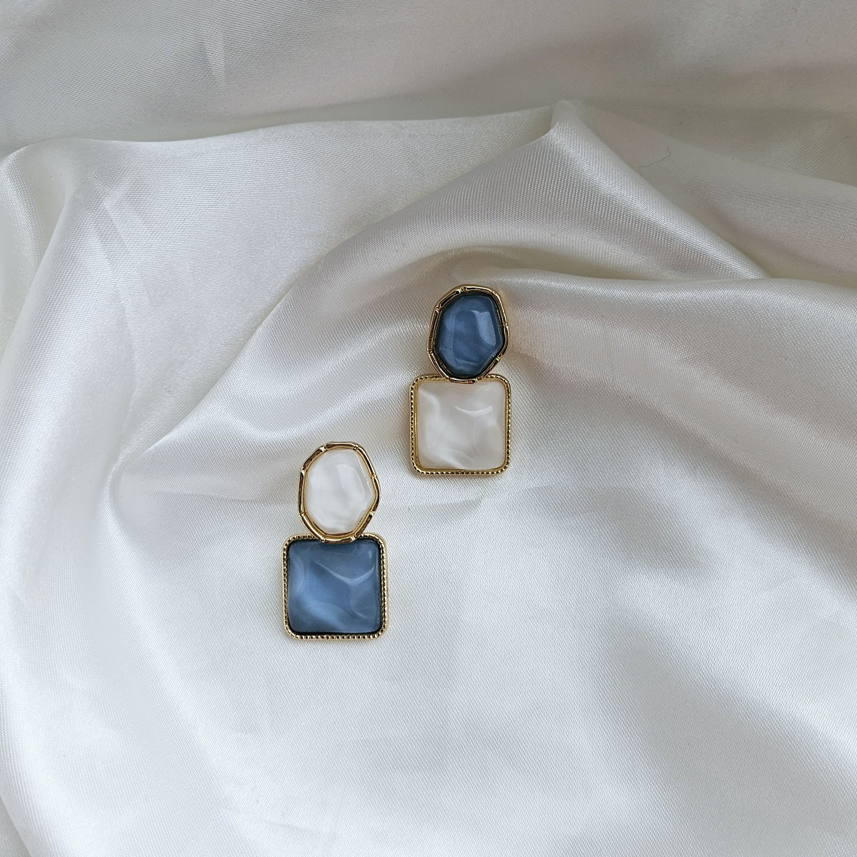 Žydra-balta aukso spalvos detalių auskarai