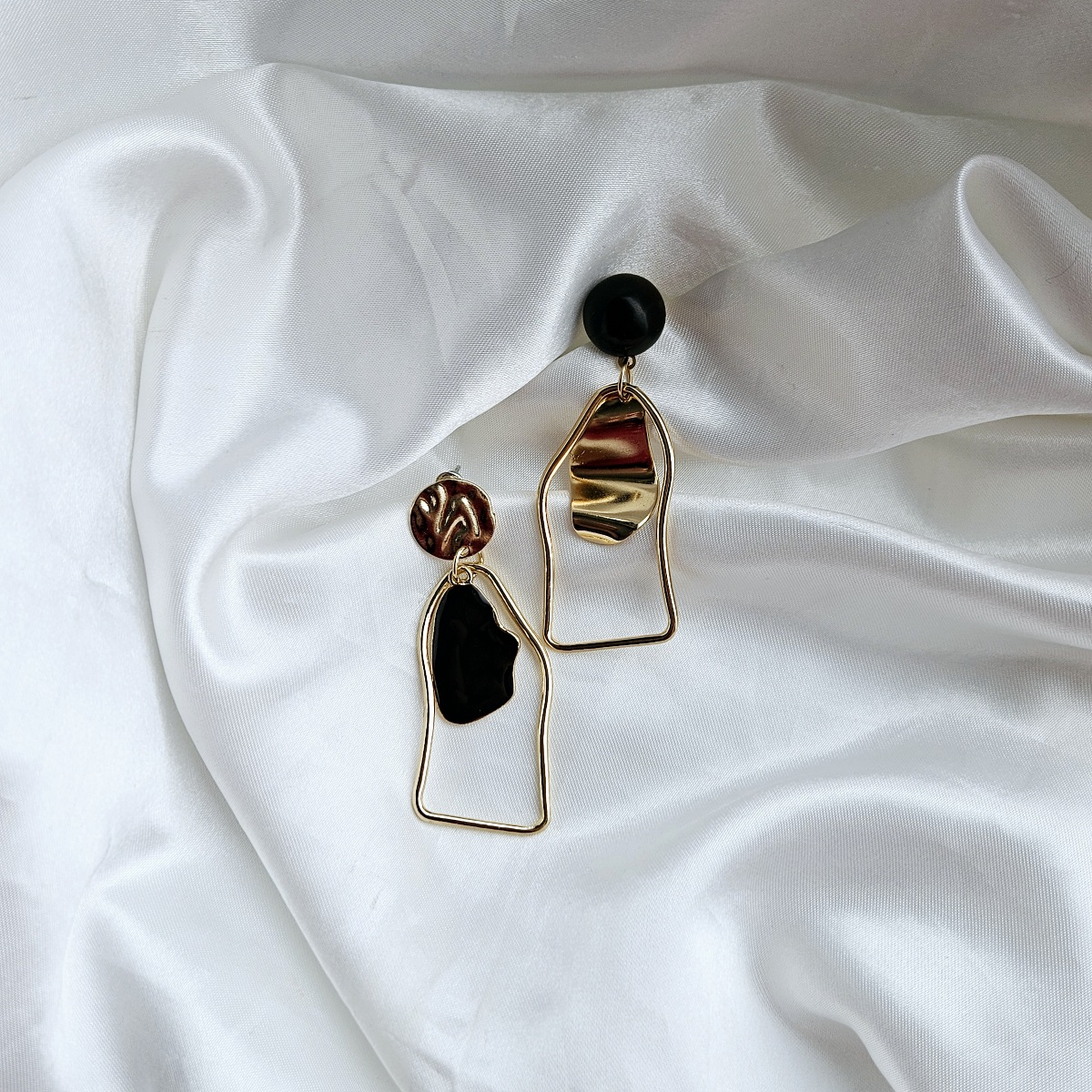 Geometriniai tamsiai rudi ir aukso spalvos auskarai